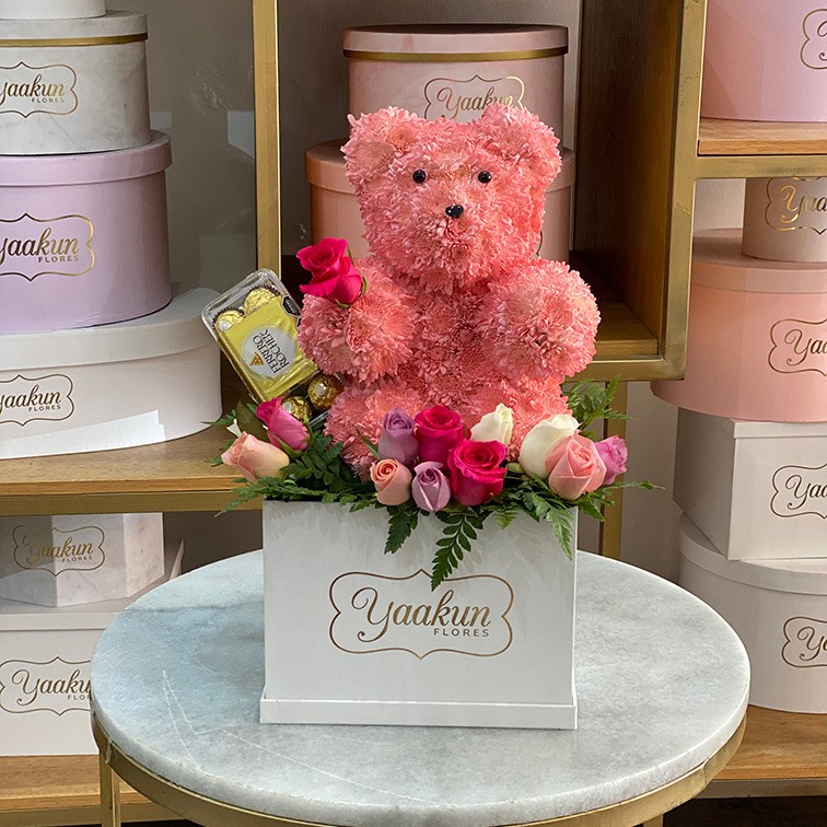 Oso pink en caja cuadrada blanca con ferrero