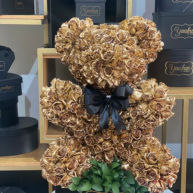 Oso en escultura chico de 450 rosas gold en caja negra