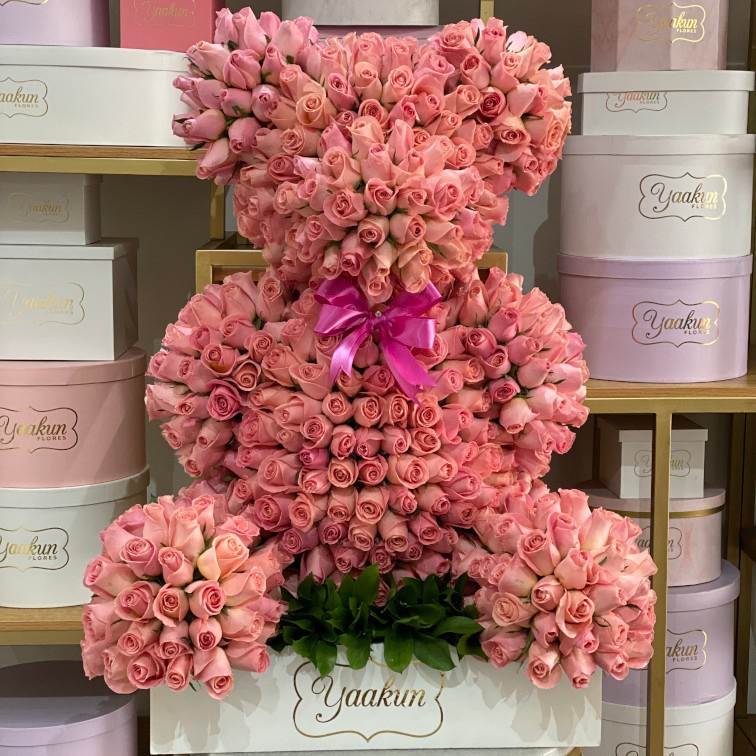 Oso de 1000 rosas en caja blanca con rosas rosita