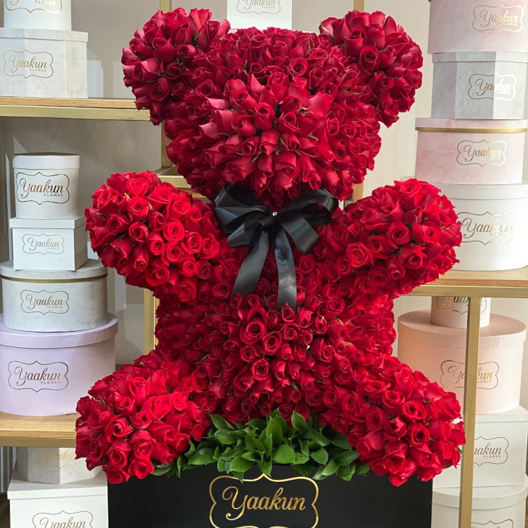 Oso de 1000 rosas rojas