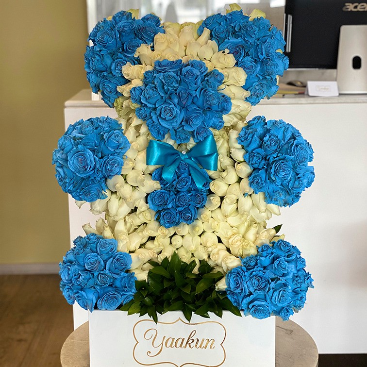 Oso en escultura de 600 rosas blanco con azul caja blanca