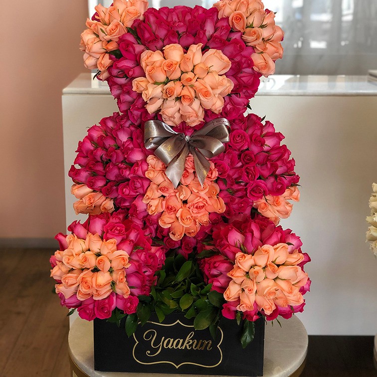 Oso de 600 rosas en caja negra con rosa fucsia y rosa