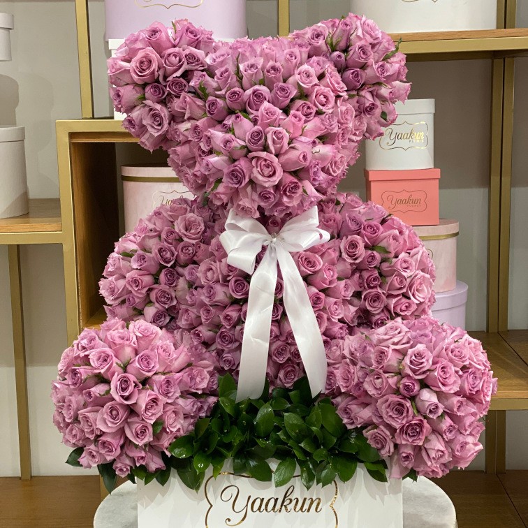 Oso de 800 rosas lilas en caja blanca