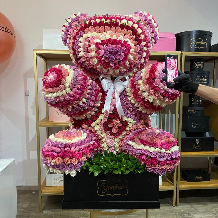 Oso grande de 2200 rosas en tonos pastel