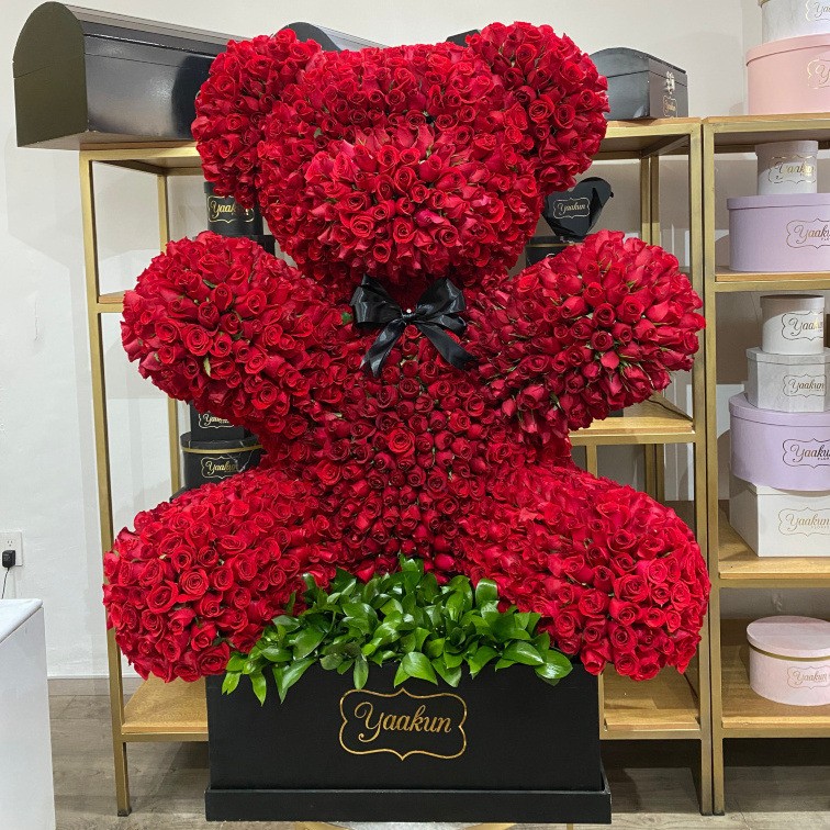 Oso grande de 2200 rosas rojas