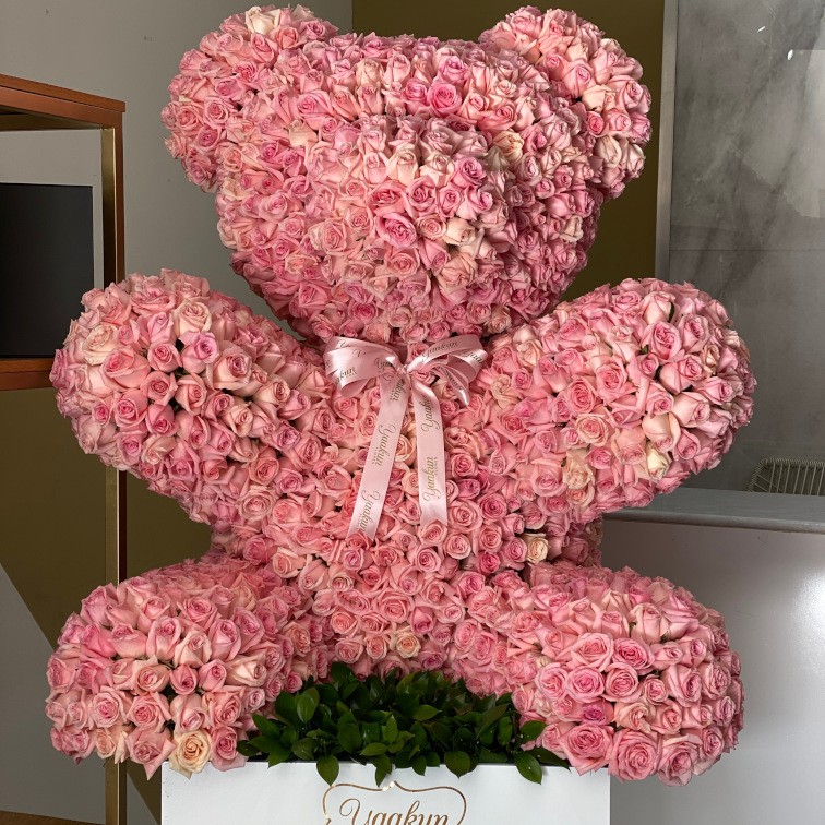 Oso grande de 2200 rosas rositas en caja blanca