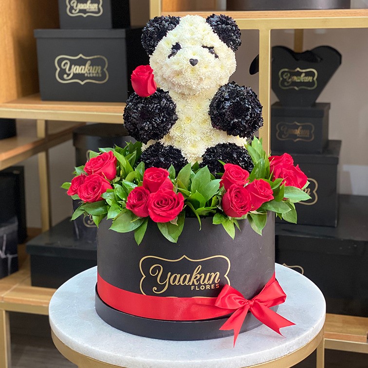 Oso panda enamorado en caja circular negra