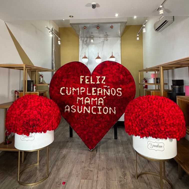 PAQUETE DE CORAZON DE 2500 ROSAS FELIZ CUMPLE DUO DE ESFERAS DE 500 ROSAS