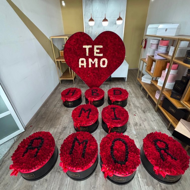 PAQUETE DE CORAZON DE 2500 ROSAS TE AMO AMOR