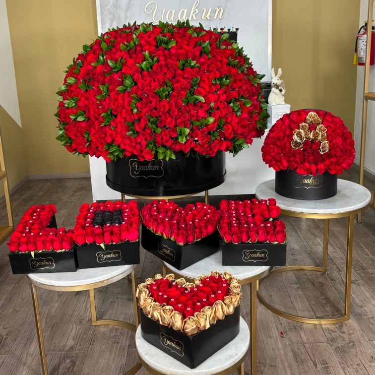PAQUETE DE ESFERA DE 1700 ROSAS LOVE