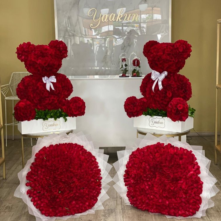 PAQUETE DUO DE OSO DE 1000 ROSAS MAS DUO RAMOS DE 500 ROSAS ROJAS