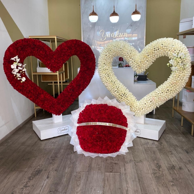 PAQUETE DUO SILUETA DE CORAZON DE 1700 ROSAS MAS RAMO DE 500