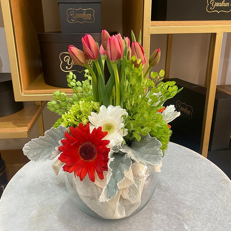 Pecera con 10 tulipanes rojos
