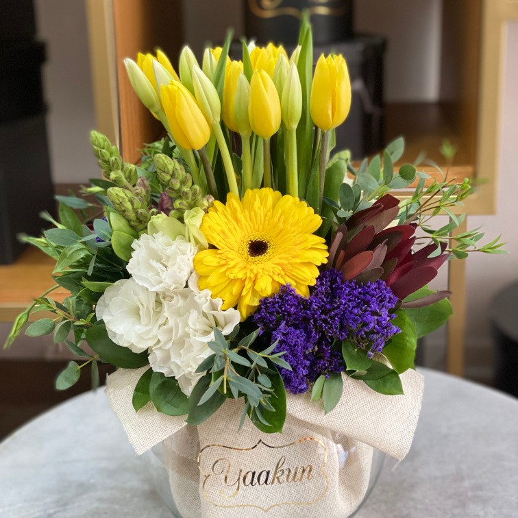 Pecera con 20 tulipanes amarillos