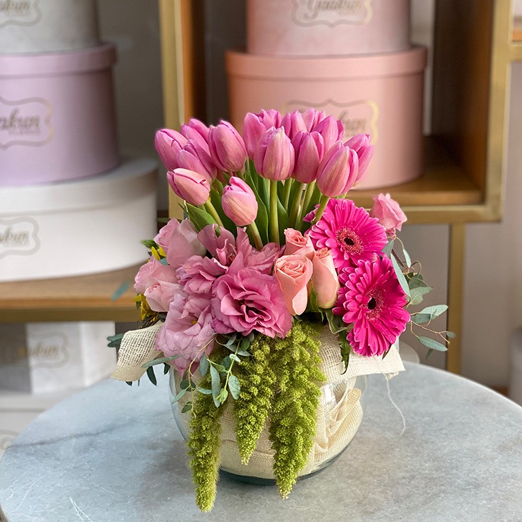 Pecera con 20 tulipanes rositas