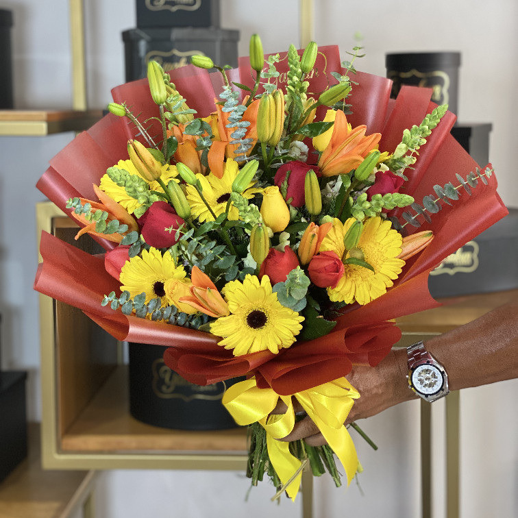 RAMO CON 5 TALLO  DE LILI NARANJA, 12 ROSAS, 6 GERBERAS Y FOLLAJES