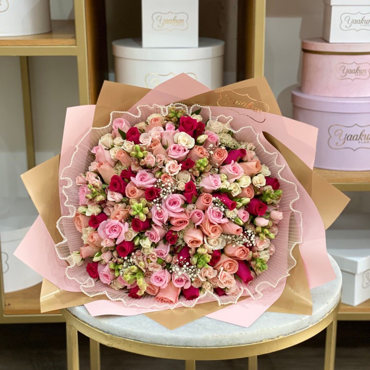 Ramo con 75 rosas, baby rose, perritos,toques de gypso con maya y papel