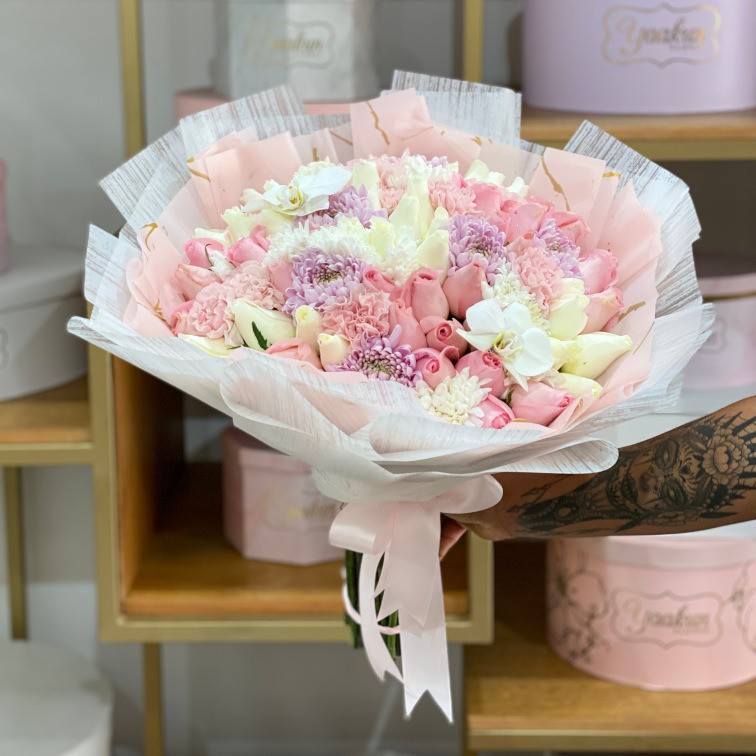 Ramo con 75 rosas, clavel, roxana y orquídea phalenosis