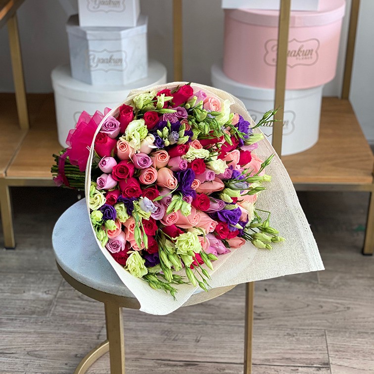 Ramo con rosas & lisianthus felicidades