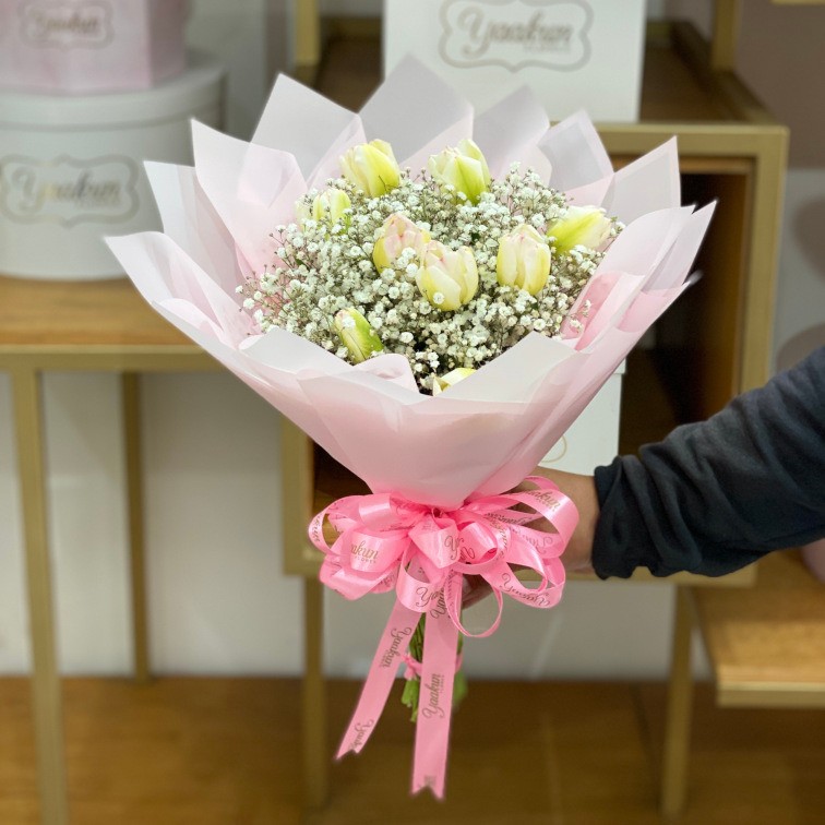 Ramo de 10 tulipanes rositas con gypso y papel coreano