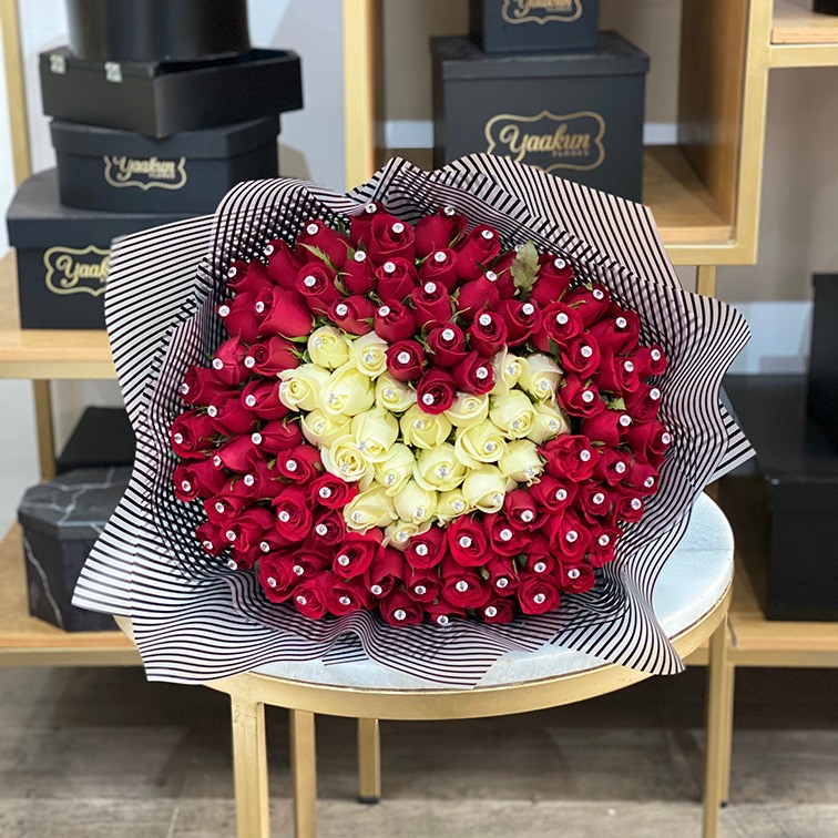 Ramo de 100 rosas corazón blanco mi corazón es tuyo con pines y papel celofan