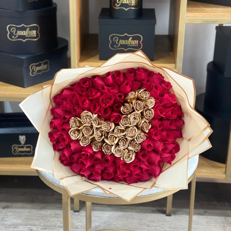 Ramo de 100 rosas corazón oro