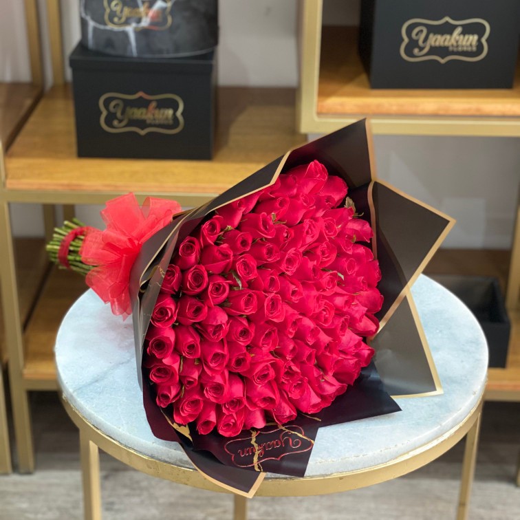 Ramo de 100 rosas rojas con papel coreano
