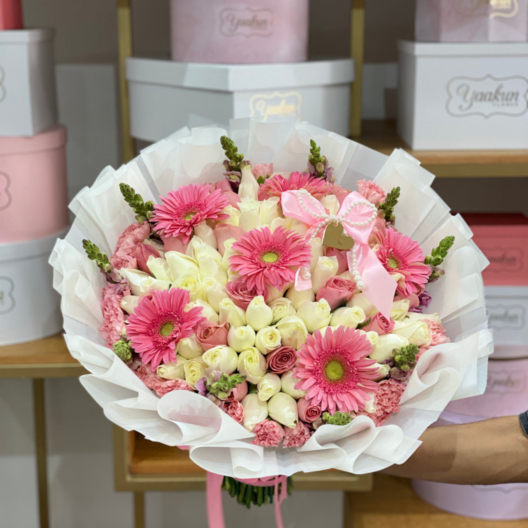 RAMO DE 100 ROSAS ROSITAS Y BLANCAS, CLAVEL, PERRITOS Y GERBERA EN PAPEL COREANO