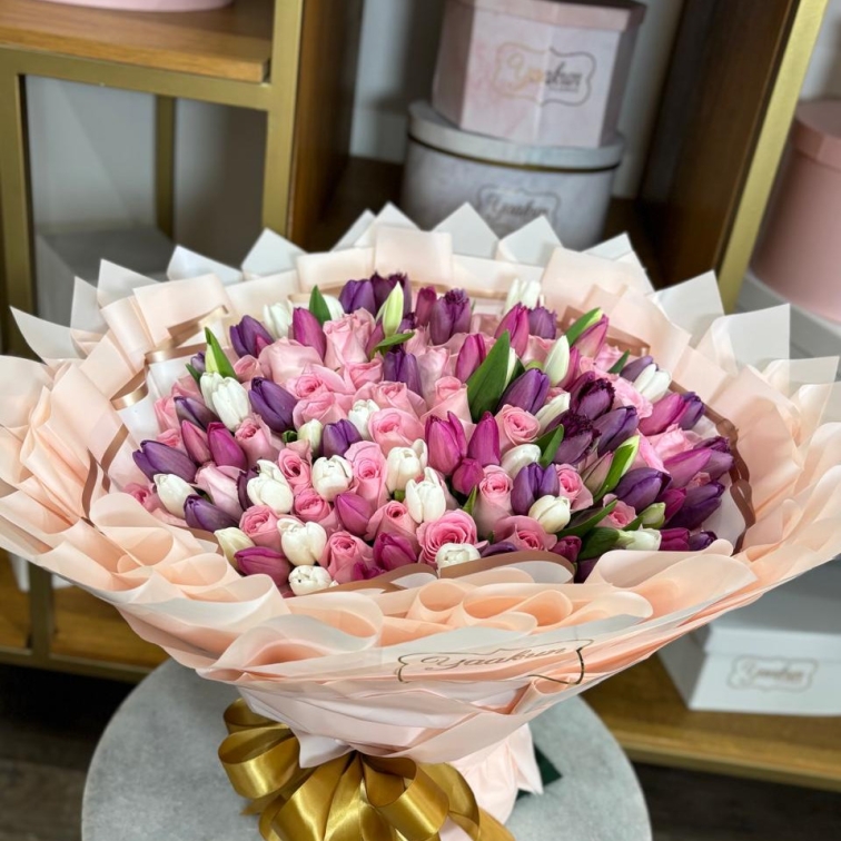Ramo de 100 rosas y 100 tulipanes con papel coreano