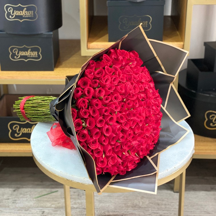 Ramo de 150 rosas amor mío con papel negro