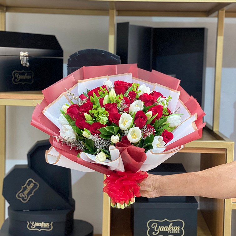 Ramo de 20 tulipanes blancos y 24 rosas rojas, follajes en papel celofan