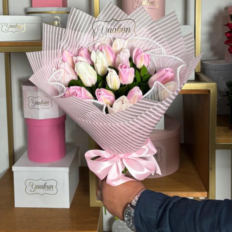 Ramo de 20 tulipanes rositas y blancas con papel coreano y malla