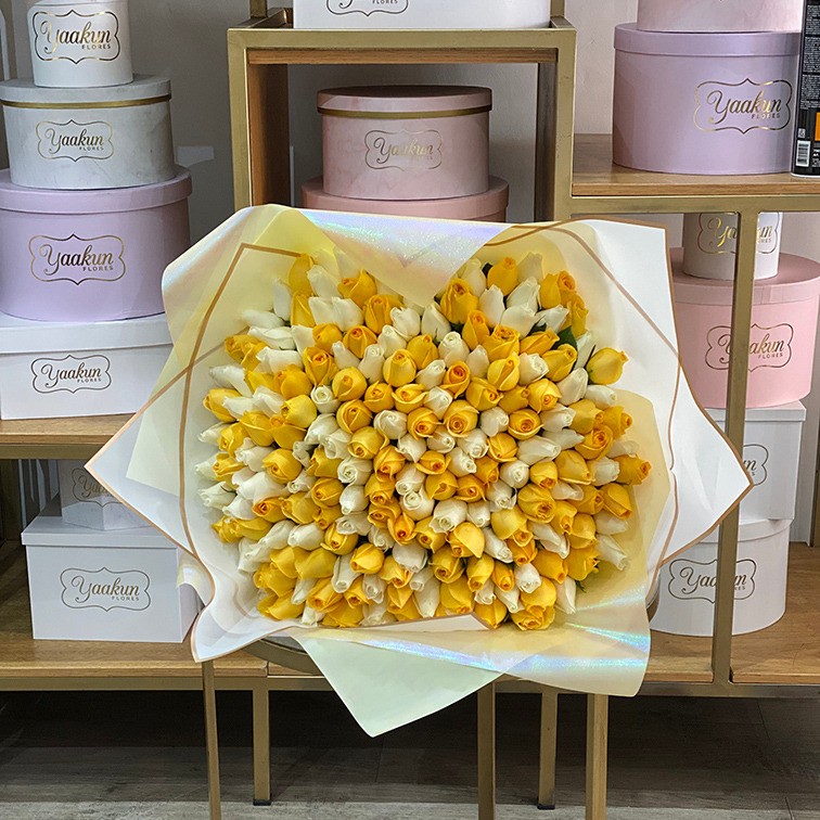 Ramo de 200 rosas amarillo & blanco con papel coreano