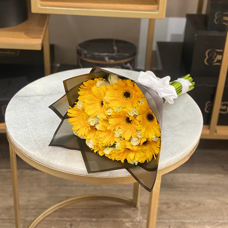 Ramo de 24 rosas blancas y 12 gerberas amarillas con papel coreano negro