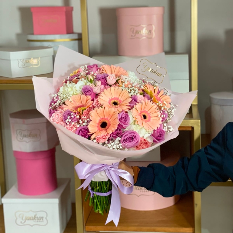 Ramo de 24 rosas lila, hortensias, gerbera y gypso, clavel y baby rose