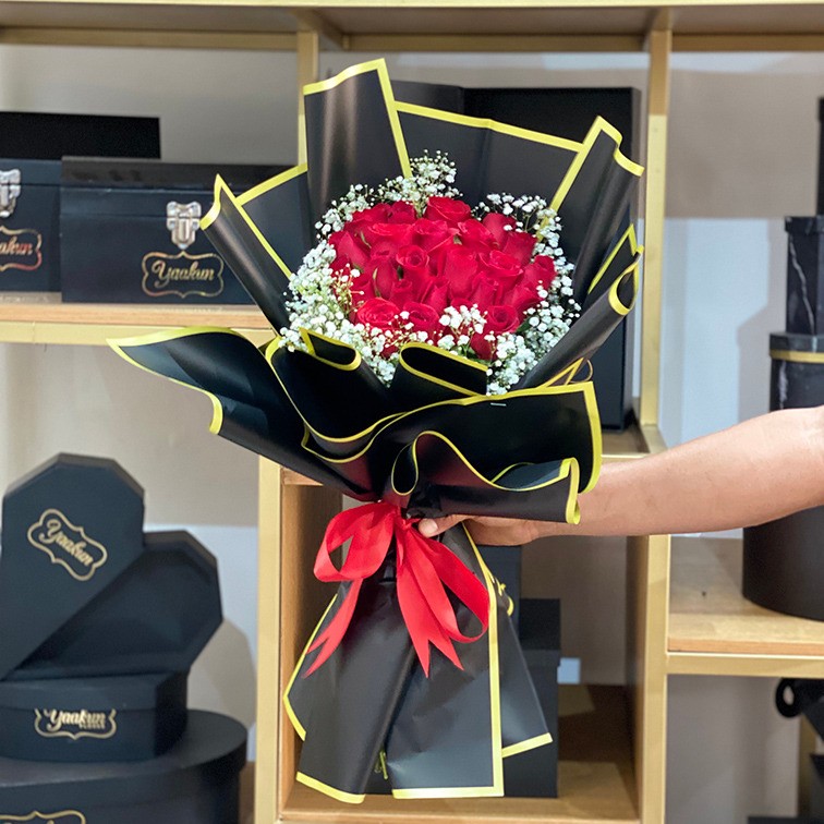 Ramo de 24 rosas rojas con gypso y papel celofan