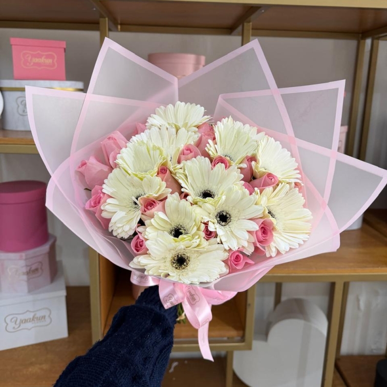 Ramo de 24 rosas rositas y 12 gerberas blancas