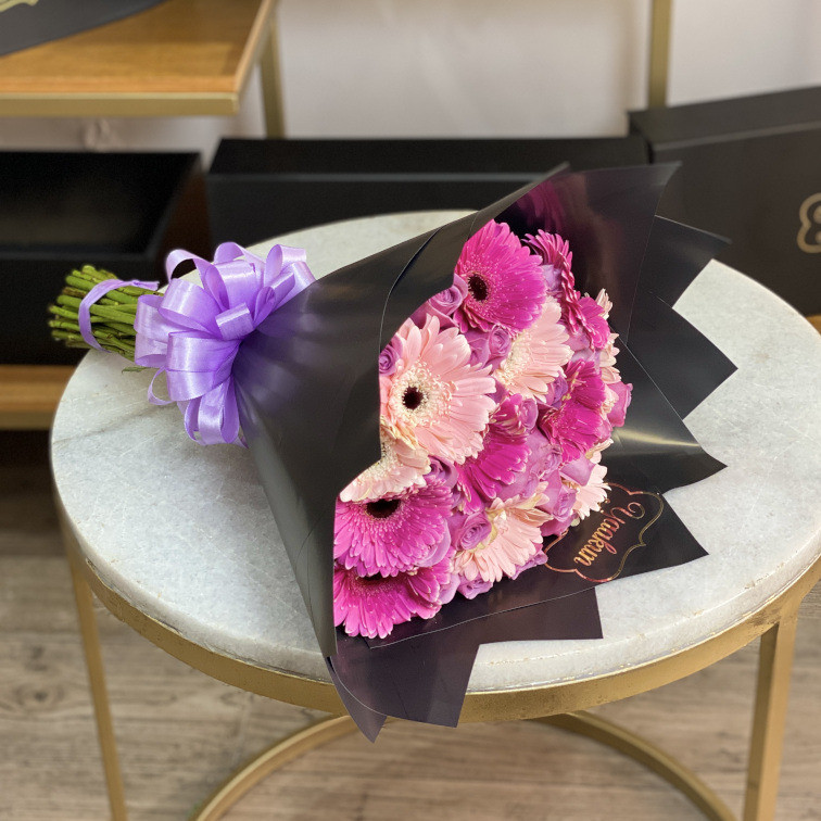 Ramo de 24 rosas y 12 gerberas en tonos fucsia lila y morados