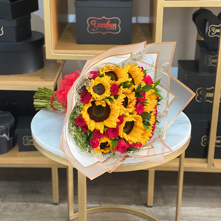 Ramo de 25 rosas rojas y 10 girasoles y follaje