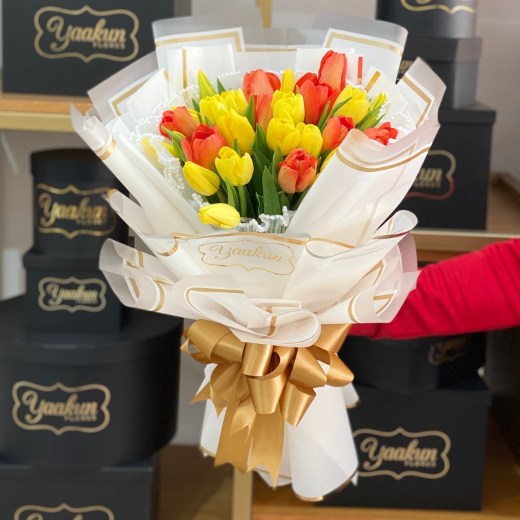 Ramo de 30 tulipanes amarillos y naranjas con papel coreano