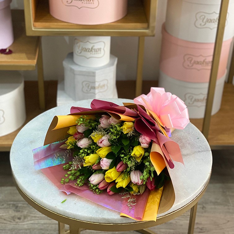 Ramo de 30 tulipanes rositas y amarillos con follajes y papel coreano