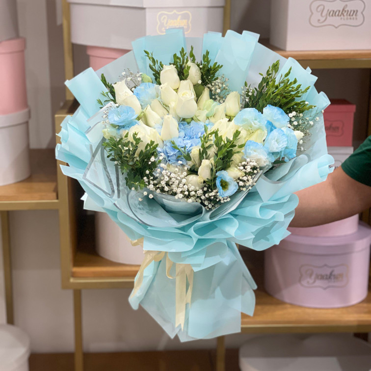 Ramo de 36 rosas blancas con hortensias y lisianthus azules