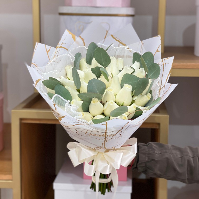 Ramo de 36 rosas blancas con silver con maya y papel coreano
