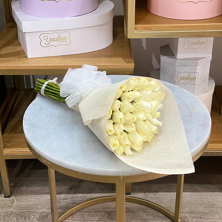 Ramo de 36 rosas blancas con yute y moño blanco