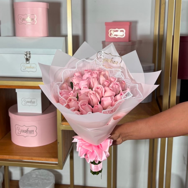 Ramo de 36 rosas rositas con malla y papel coreano