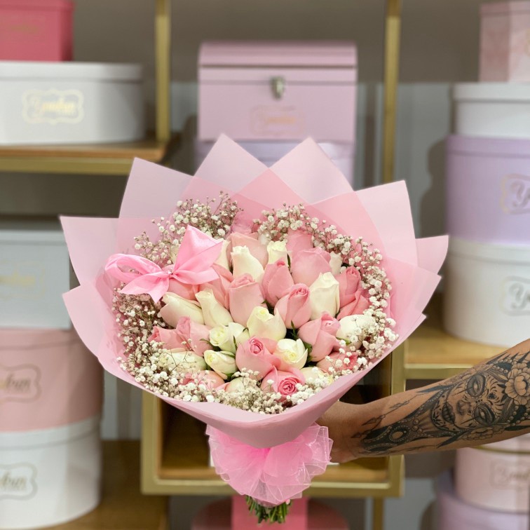 Ramo de 36 rosas rositas y blancas con gypso sorpresa