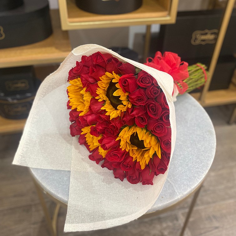 Ramo de 50 rosas amor y 4 girasoles