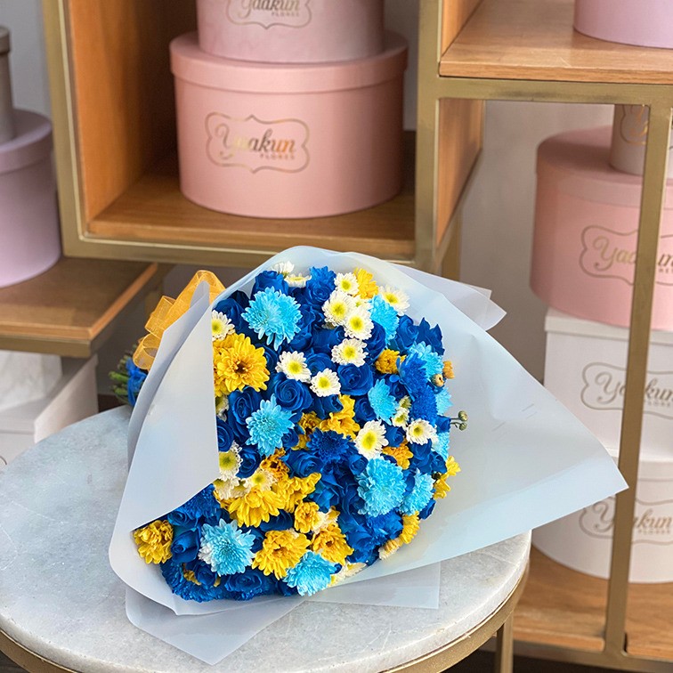 Ramo de 50 rosas azules con vikingos, margaritas blancas y argentina azul en papel coreano