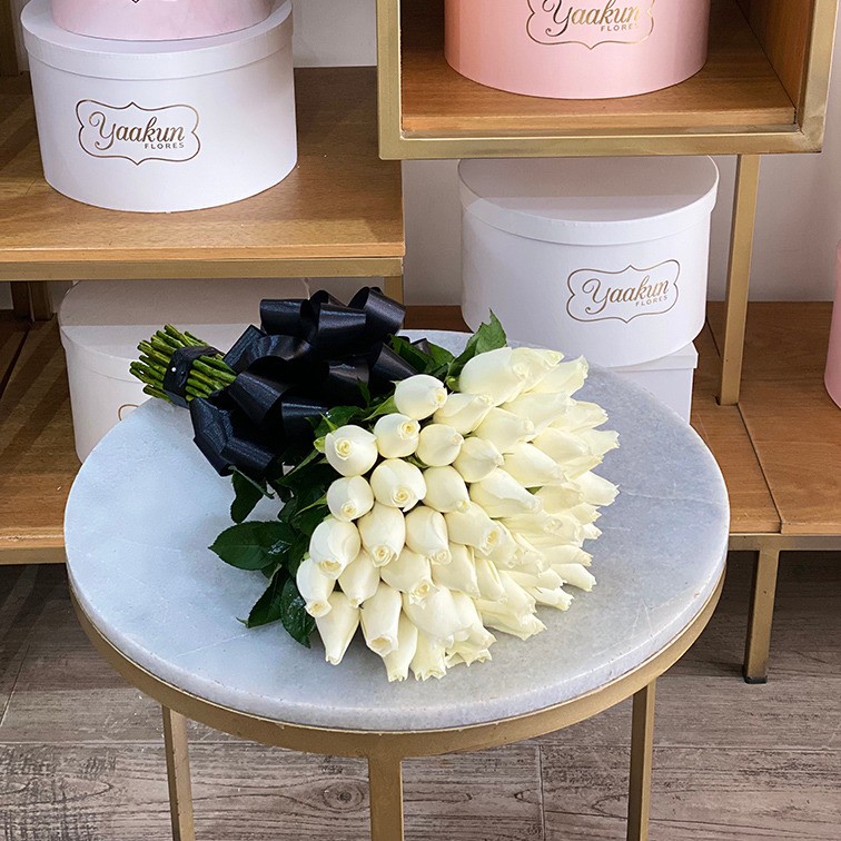 Ramo de 50 rosas blancas con moño negro