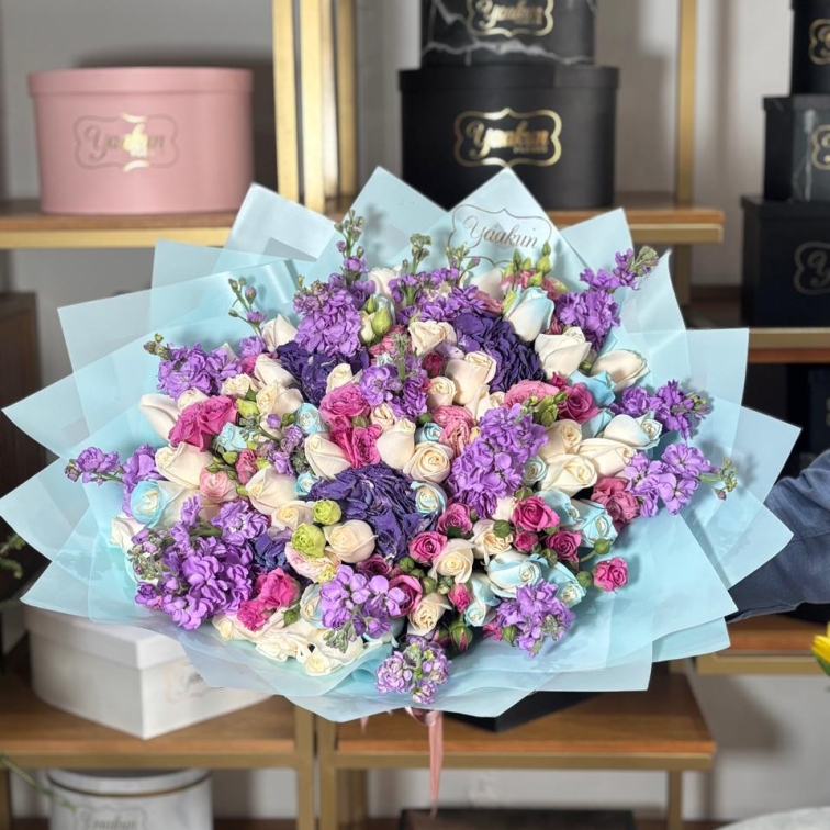 Ramo de 50 rosas blancas, lisianthus, manthiola hortensias con toques azules y papel coreano